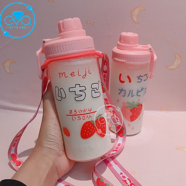 Bình Đựng Nước Thuỷ Tinh Mờ Nắp Bật Có Quai Cầm Dâu Tây Strawberry 500 Ml Tặng Kèm Ống Hút Tiện Lợi