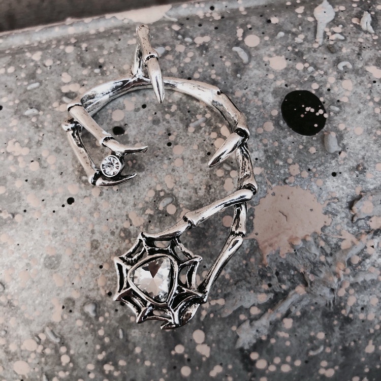 Khuyên Tai Hình Móng Vuốt Ma Đính Đá Cá Tính Phong Cách hip-hop