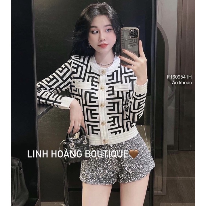 Áo khoác len cổ tròn dài tay họa tiết nút vàng TT1609