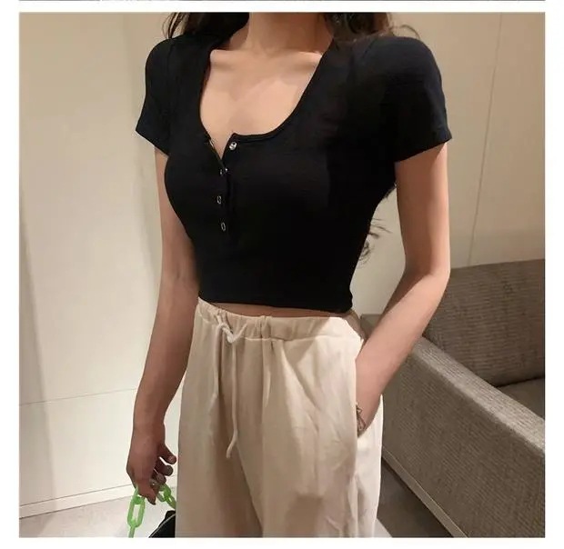 Áo croptop cổ tròn phối nút thiết kế đơn giản sành điệu