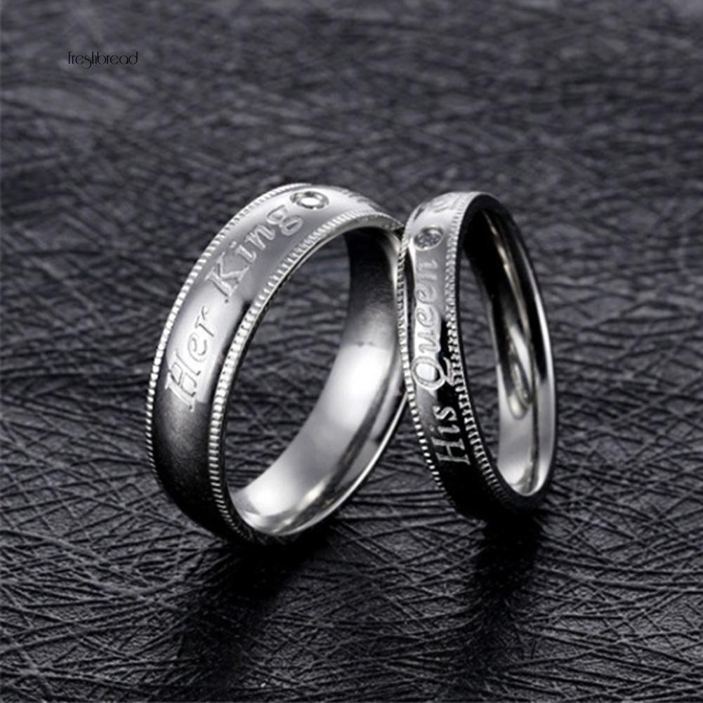 Nhẫn đeo tay có khắc chữ Her King và His Queen cho các cặp đôi