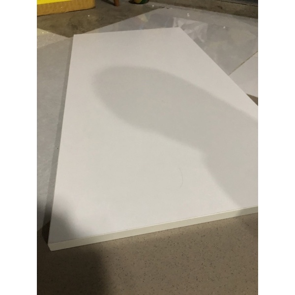Mặt bàn cắt theo kích thước. Gỗ MDF cao cấp lõi xanh chống ẩm, phủ Melamine 2 mặt, viền 4 canh