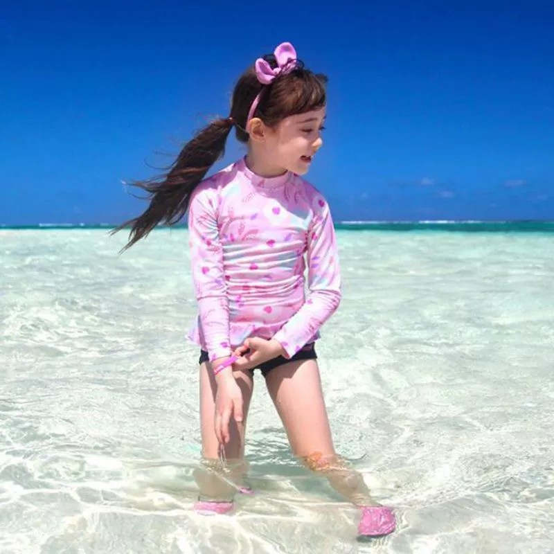 Set đồ bơi gồm áo dài tay và quần short cho bé gái