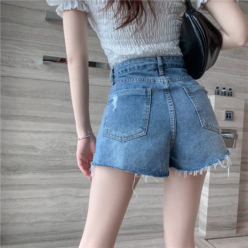 Quần short jean nữ BigSize lưng cao trên rốn, co dãn mạnh, tua lai, màu xanh nhạt rách kiểu dành cho người mập 3451 MLJ