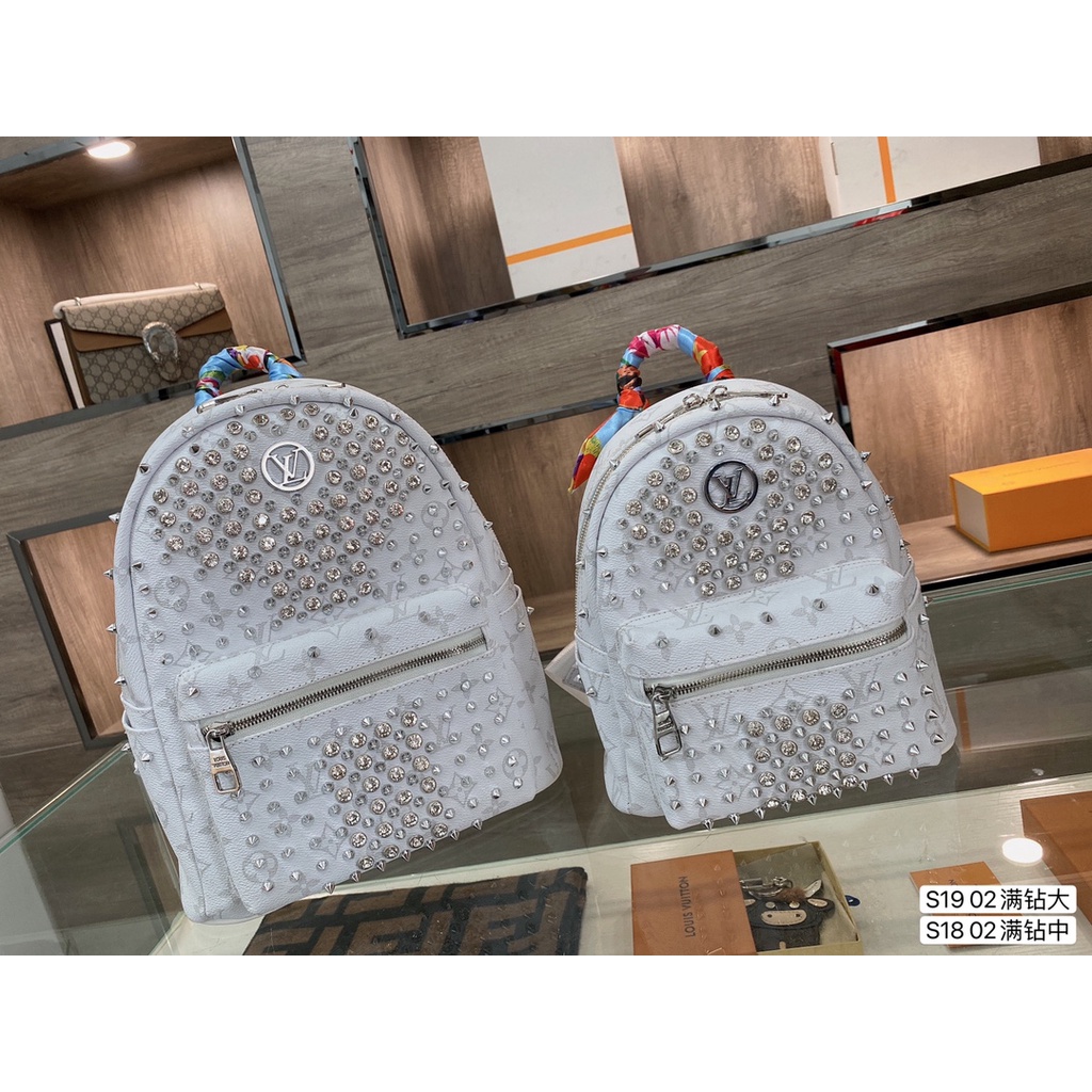 Balo này có thể cầm tay hoặc đeo hai vai, chất liệu da thật, đính cườm, kèm khăn lụa LV louis vuitton