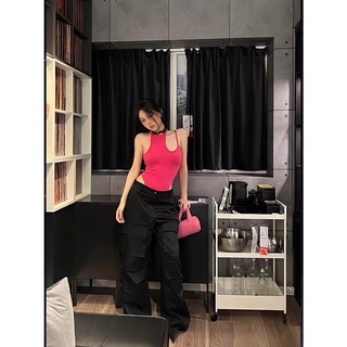 Áo bodysuit ba lỗ hồng và quần suông túi hộp