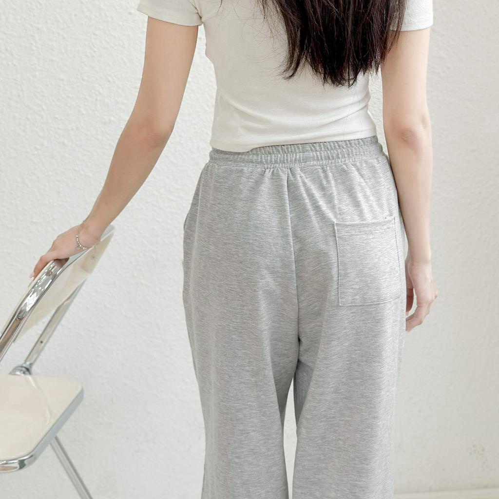 Quần joggers dáng rộng May Boutique Quần jogger nỉ da cá dây rút gấu phong cách Ulzzang QBS22D_108.009