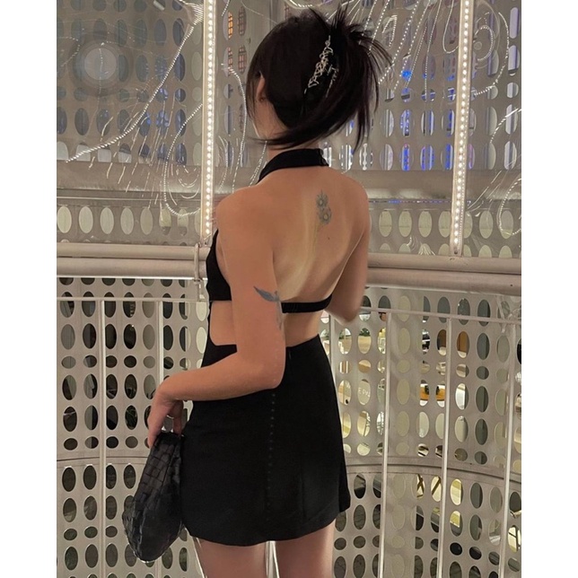 Set đầm đen cổ yếm khoét eo kèm khoác đen sexy