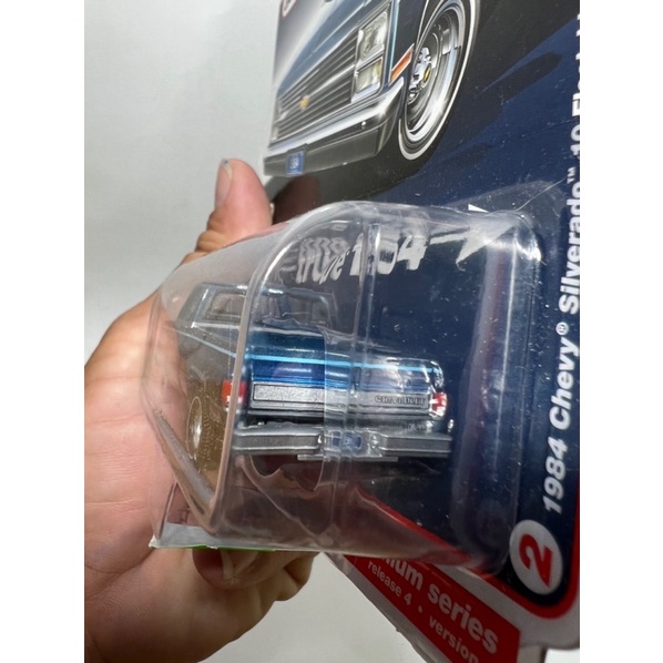 Auto World - 1984 Chevy Silverado - Xe mô hình tỉ lệ 1/64