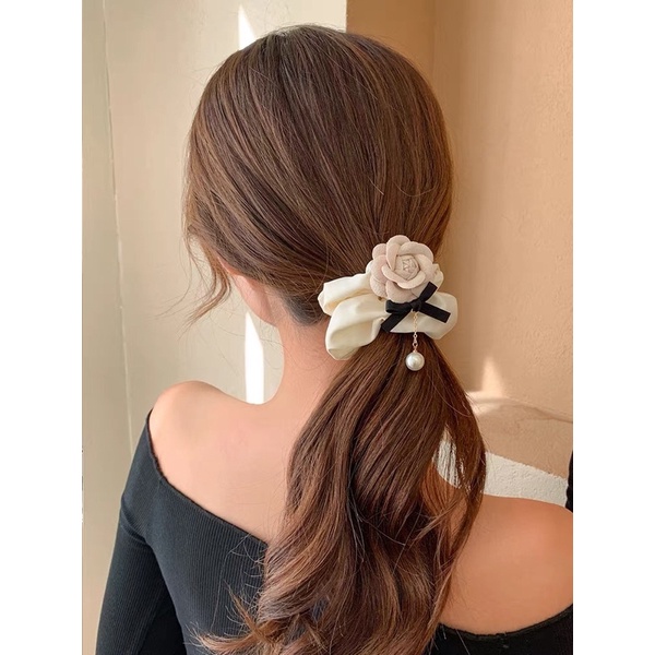 Cột tóc hoa hồng đính hạt nữ tính