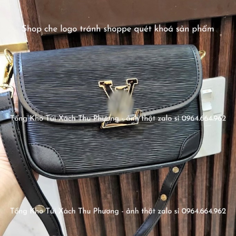 Túi kẹp nách, đeo chéo đính logo hoạ tiết vân gỗ kèm dây thông minh tiện lợi siêu sang cho nữ (ảnh thật shop chụp)