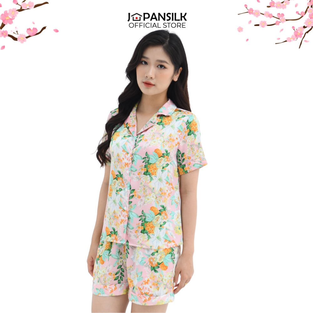 Đồ mặc nhà nữ Pyjama lụa JAPAN SILK, áo cộc quần đùi họa tiết hoa loa kèn trắng nền hồng tươi trẻ nhã nhặn BC059