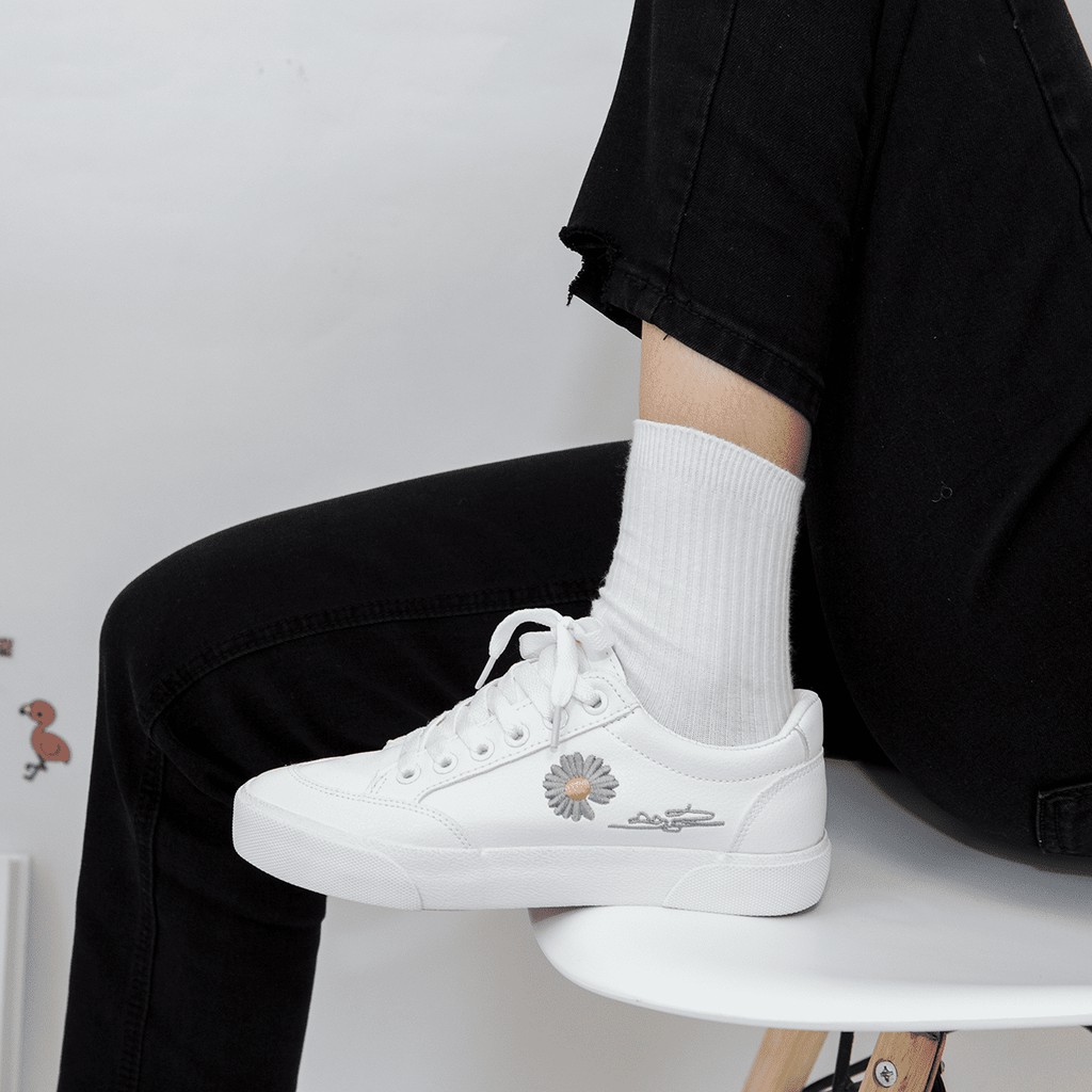 [Mã FAGREEN245 giảm 10% tối đa 30k đơn từ 99k] Giày Bata Nữ giayBOM Trắng Họa Tiết Hoa Cúc Siêu Xinh B980 | BigBuy360 - bigbuy360.vn