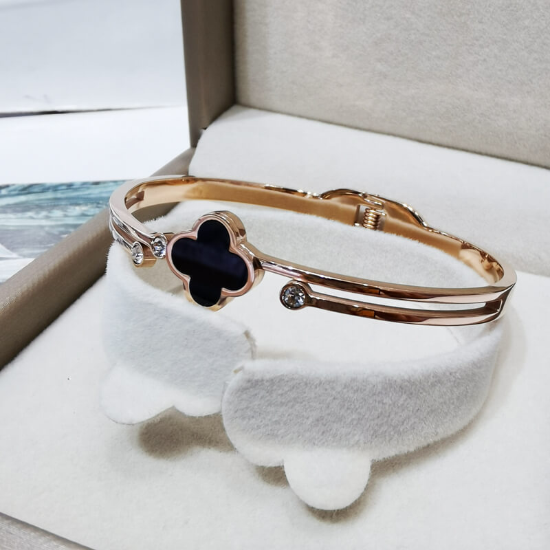 Vòng tay thép titan mạ vàng 18K sang trọng