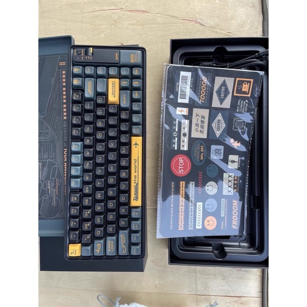 Bàn phím cơ không dây Lofree Wanderfree phong cách retro chính hãng, có hộp đựng bàn phím cá tính và tặng kèm sticker