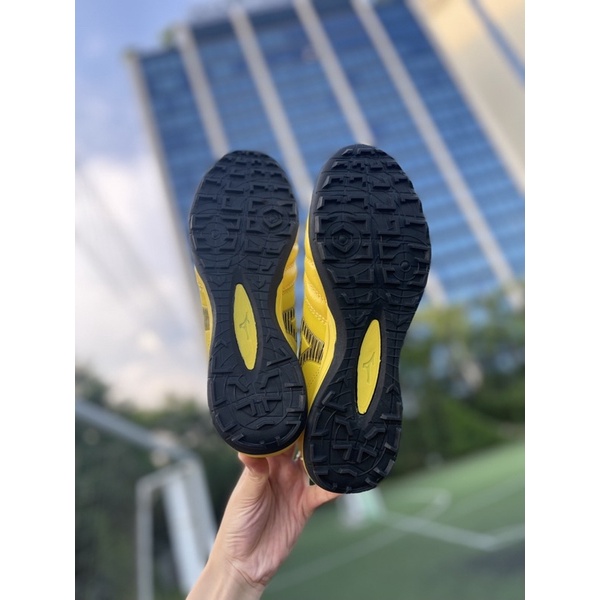 Giày đá bóng chuyên sân cỏ nhân tạo đinh tf mizuno Neo 3 màu vàng 2022 2023
