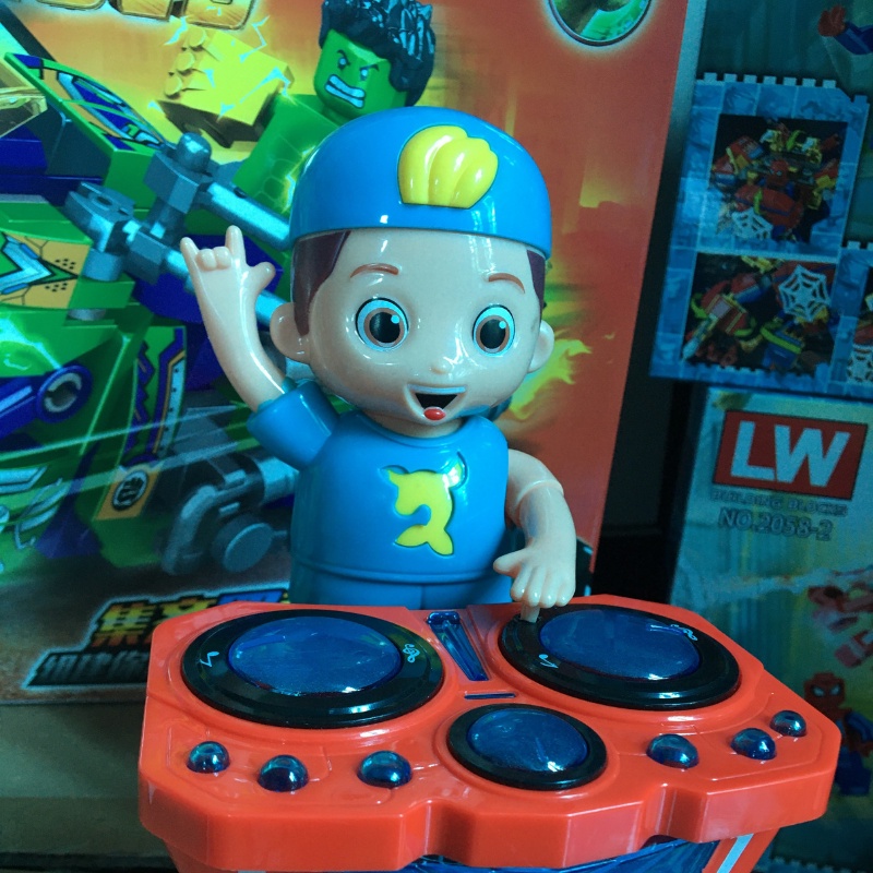 Đồ chơi trẻ em phát nhạc chú bé đánh DJ siêu hot, đồ chơi có thể di chuyển tiến lùi tránh chướng ngại vật cho bé