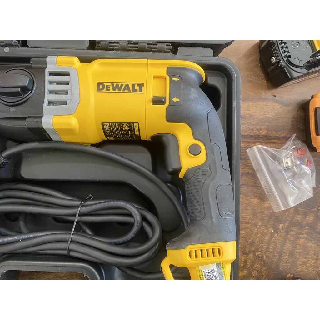 Máy khoan đục bê tông 900W Dewalt D25144K