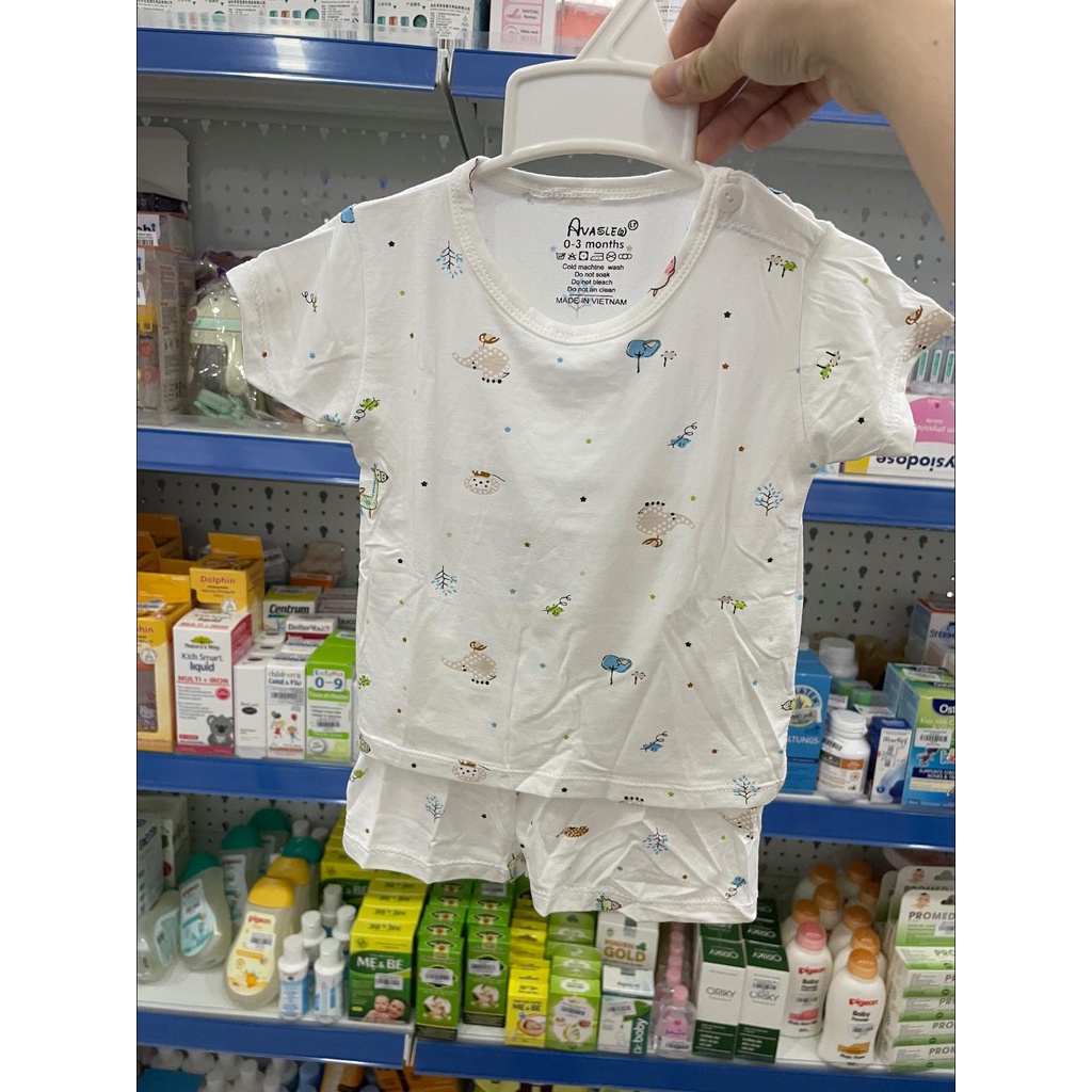 Bộ cộc avalew cài vai peptit trắng họa tiết