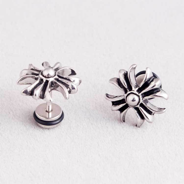 Khuyên tai, bông tai Chrome heart 4 cánh bạc.