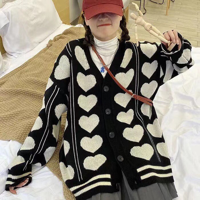 Áo khoác len cardigan hoạ tiết trái tim phối cúc