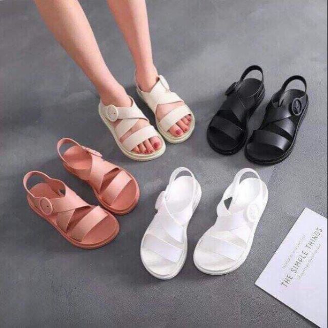 Sandal đi học, quai bền, đế mềm.