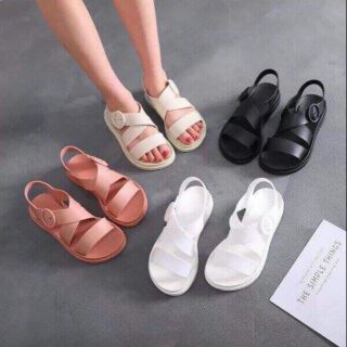 Sandal đi học, quai bền, đế mềm.