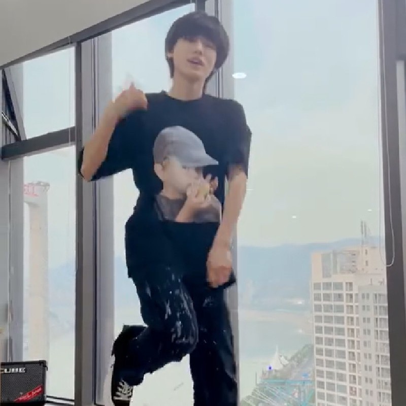 Áo thun ngắn tay Tnt Tống Á Hiên in hình em bé