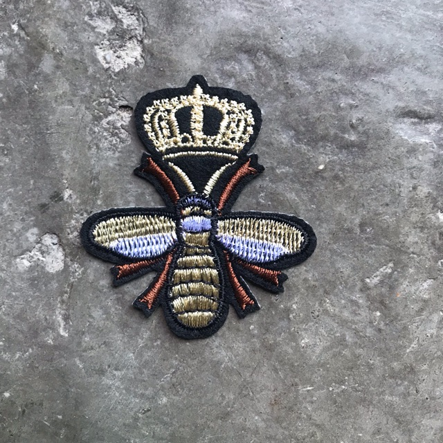 Sticker ong vương miệng