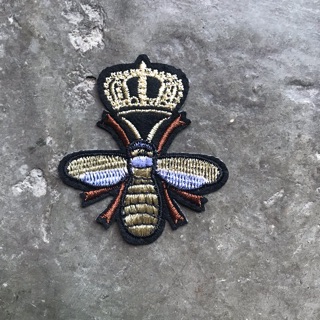 Sticker ong vương miệng