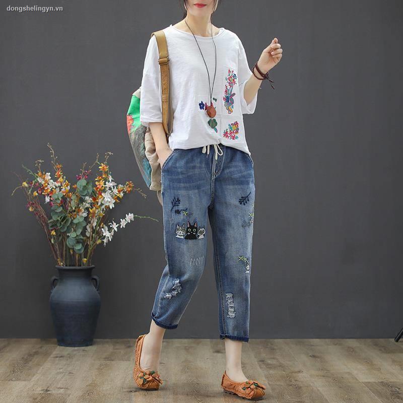 Quần jean lưng cao dáng rộng thêu họa tiết thời trang cá tính cho nữ