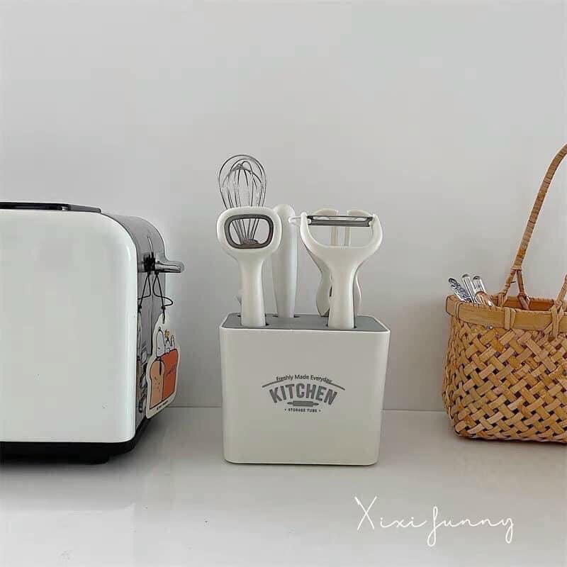 Bộ Dụng Cụ 6 Món Nấu Ăn Làm Bếp - Dao, Nạo, Mở Nắp Bia, Kéo, Đánh Trứng Và Kệ