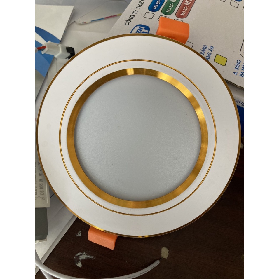 Đèn led âm trần viền trắng đế Đúc
