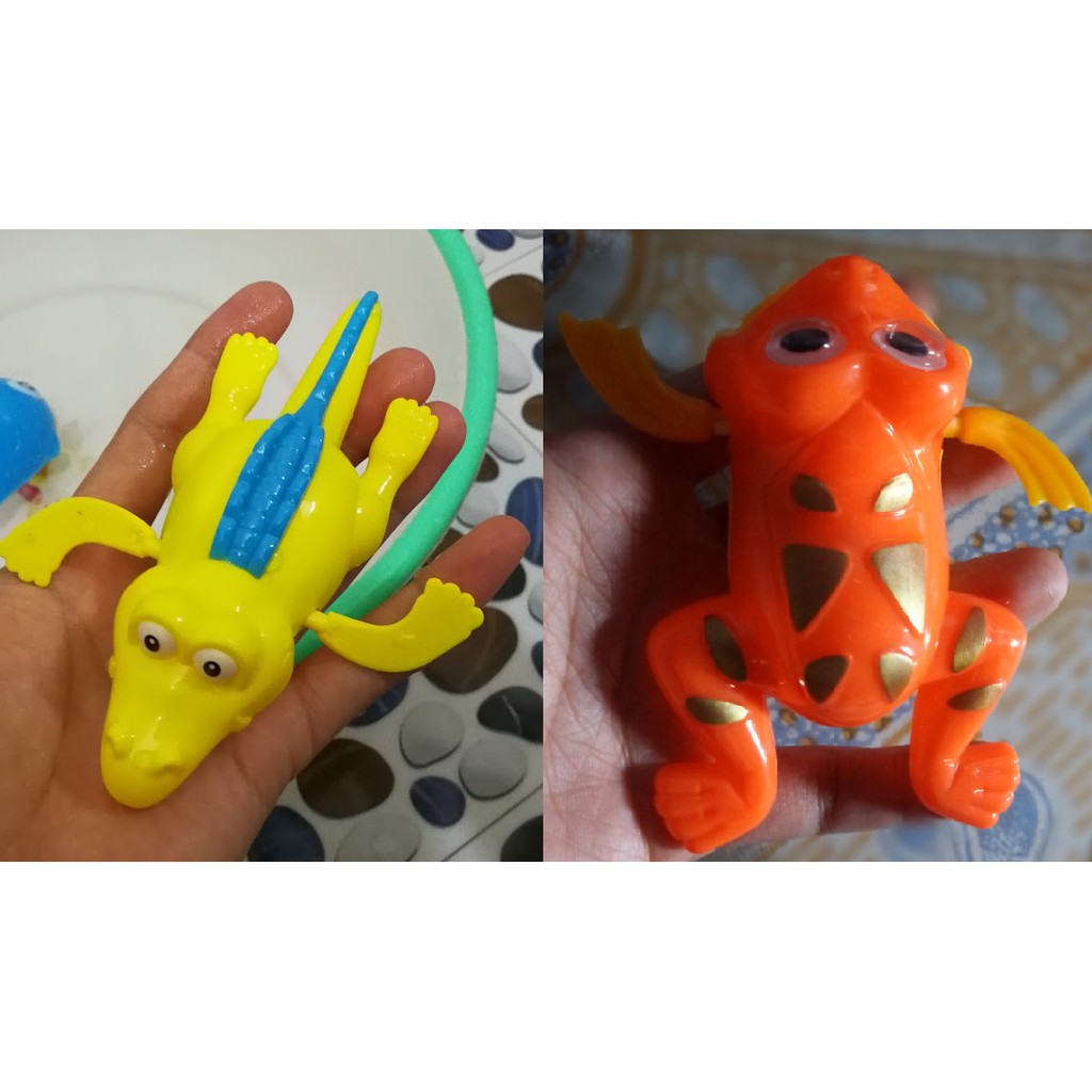 Con thú bơi dây cót thả bồn tắm cho bé