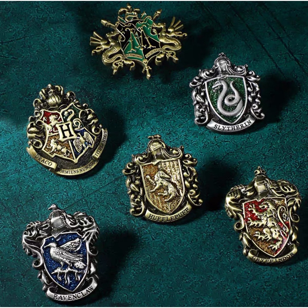 Ghim cài áo hình huy hiệu