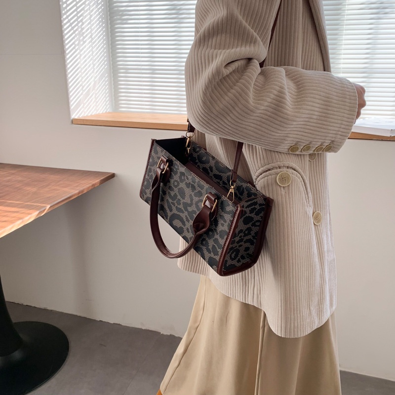 Túi đeo chéo họa tiết da báo sức chứa lớn phong cách vintage