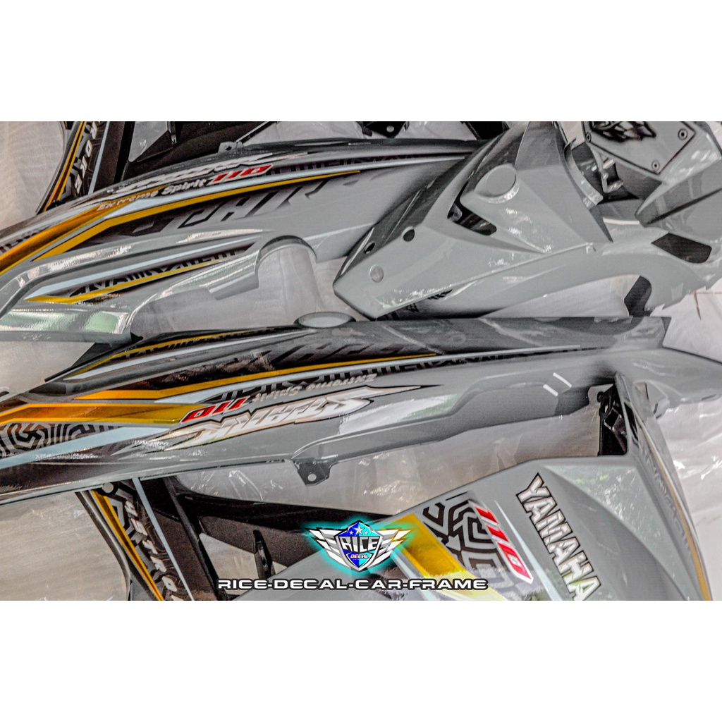 Tem Sirius Trước sau xám xi măng yếm trong đen Cham vuông bóp méo