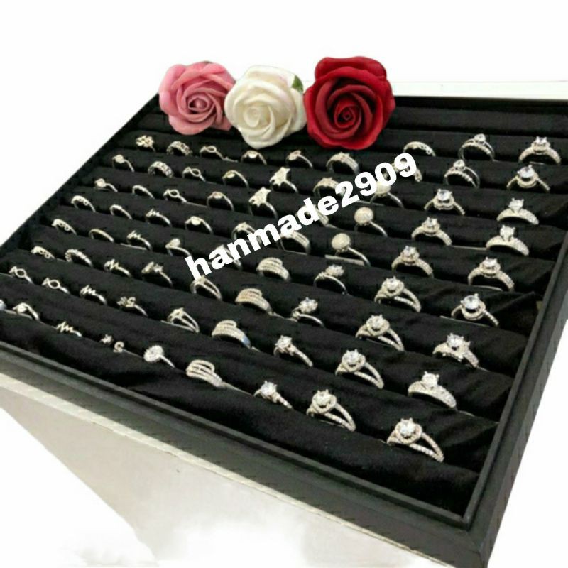 Khay nhung bọc gổ trưng dây chuyền có  nhiều móc treo