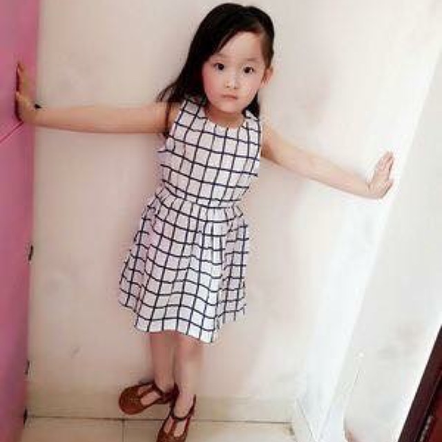 Đầm caro bé gái.