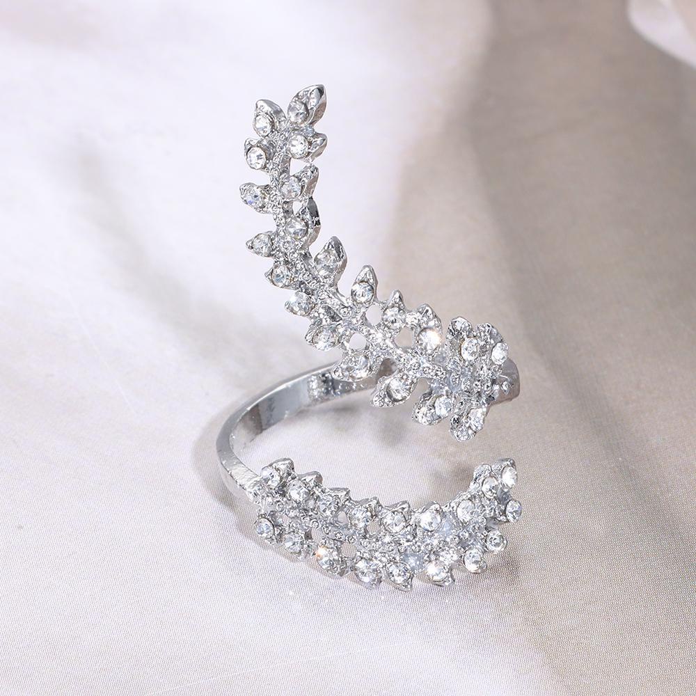 Nhẫn Hình Chiếc Lá Đính Đá Sang Trọng