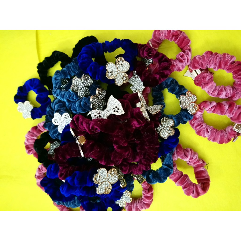 Combo 10 cột tóc nhung đính đá siêu sang như hình. Ở ngoài lấp lánh hơn hình. Lấy đủ màu ngẫu nhiên. Màu nào cũng đẹp.