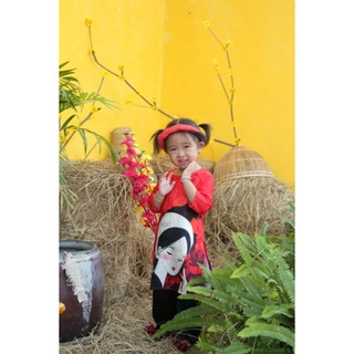 Áo dài gấm đỏ bé gái