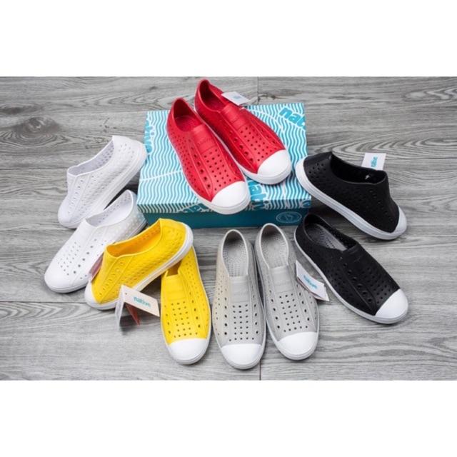 Giày nhựa đi biển đi mưa