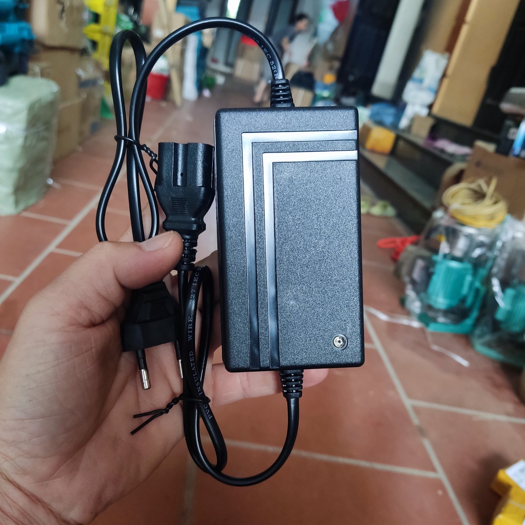 Cục sạc 12V bình xịt điện loại điện tử