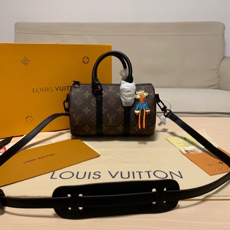 Túi xách nữ hoạ tiết hoa văn kèm dây đeo tháo rời và hình thêu cá tính Louis Vuitton LV mẫu mới 2021 da thật cao cấp