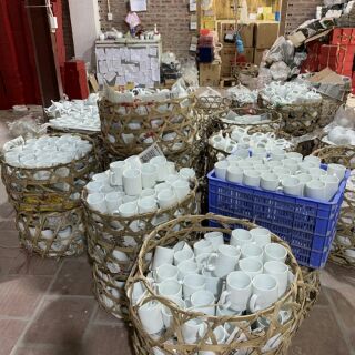 Cốc  dáng  mới  (gốm Bát Tràng)