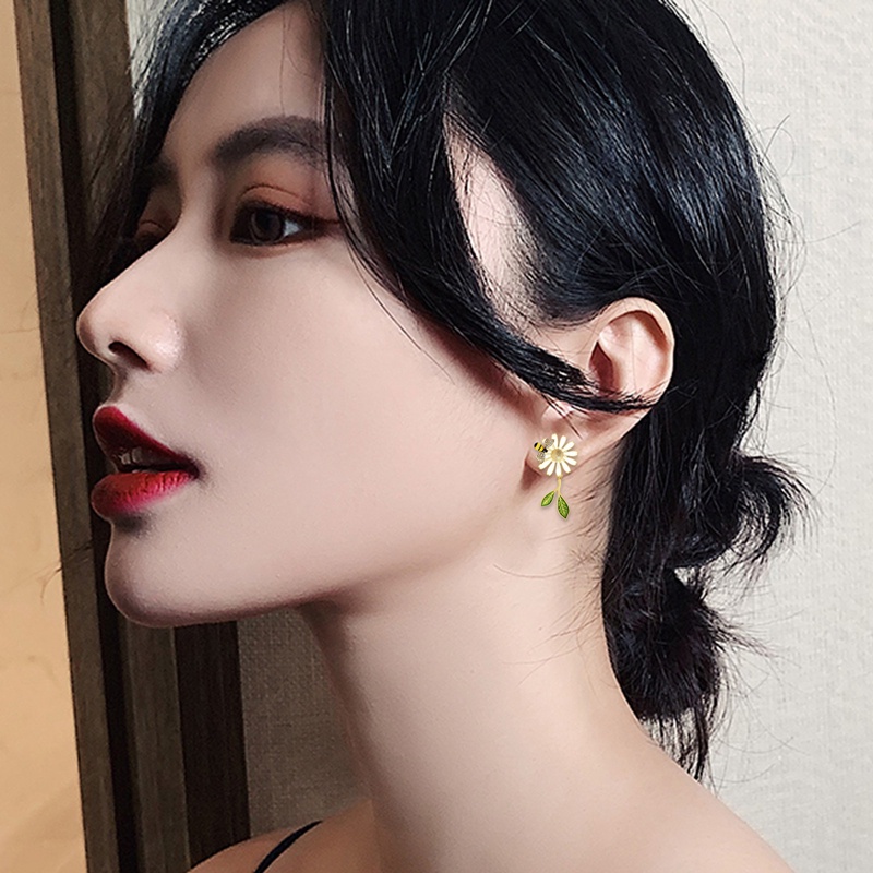 Khuyên Tai Nữ Trang Dáng Dài Tạo Hình Hoa Cúc Dễ Thương