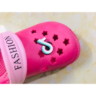 Jibbitz gắn dép crocss hình tiktok