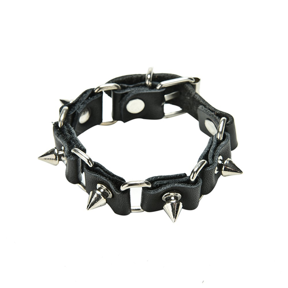 Vòng tay da đính đinh tán phong cách gothic