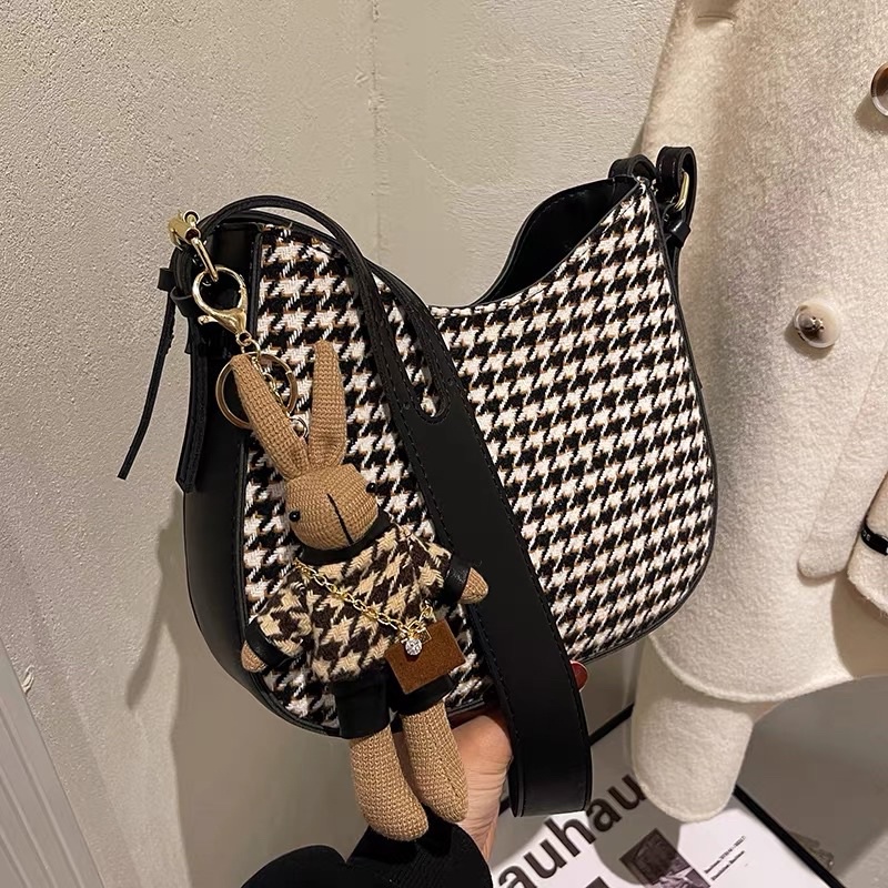 Túi Đeo Vai Đeo Chéo Da PU Phối Caro Hai Màu Có Kèm Móc Khoá Thỏ Xinh Xắn Thời Trang Hàn Quốc